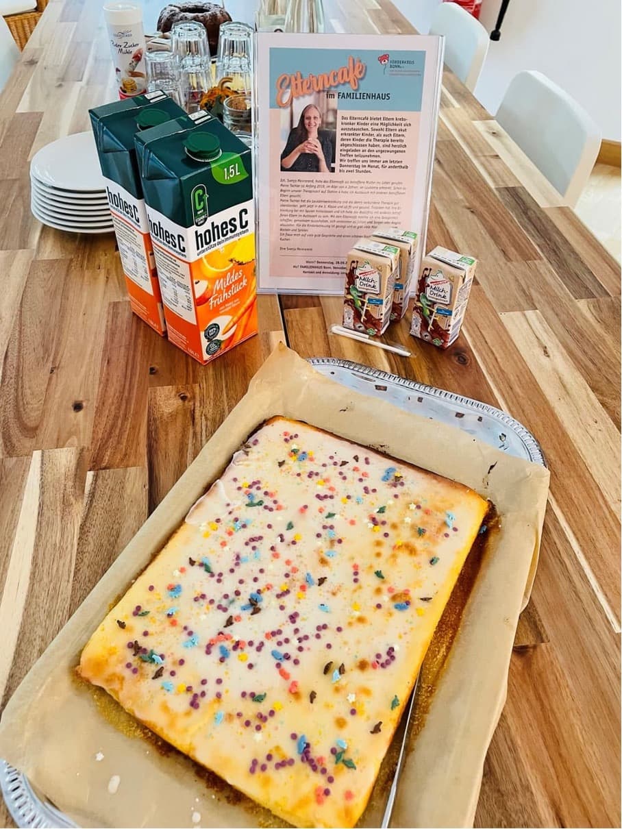 Gedeckter Tisch mit Kuchen beim Elterncafé im FAMILIENHAUS