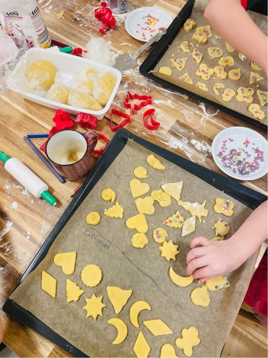 Gemeinsames Plätzchenbacken beim Familiennachmittag