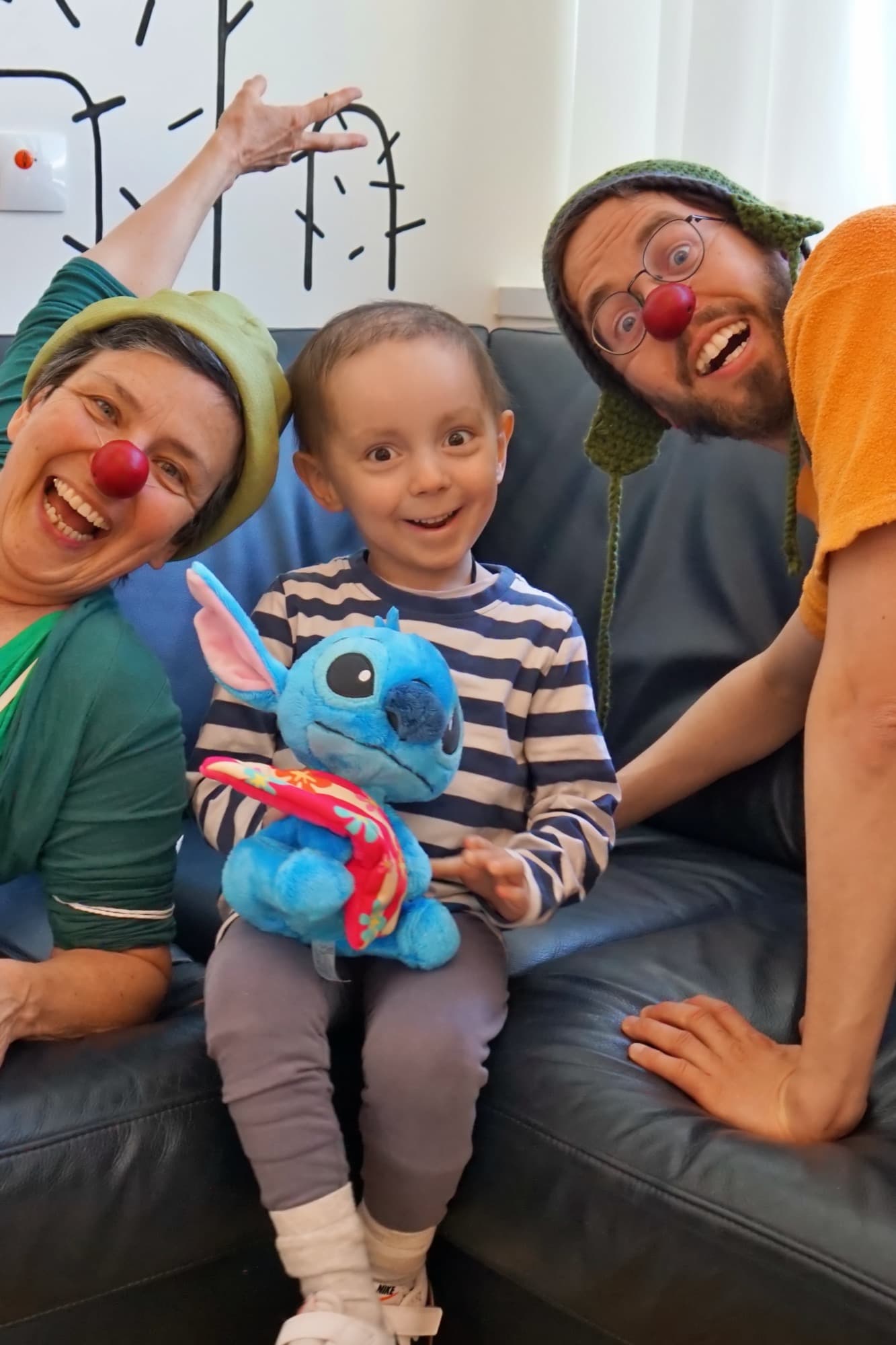 Die Klinik-Clowns zu Besuch bei einem kleinen Patienten.