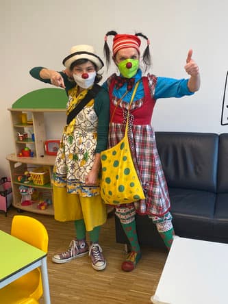 Die beiden Klinik-Clowns im Spielzimmer.