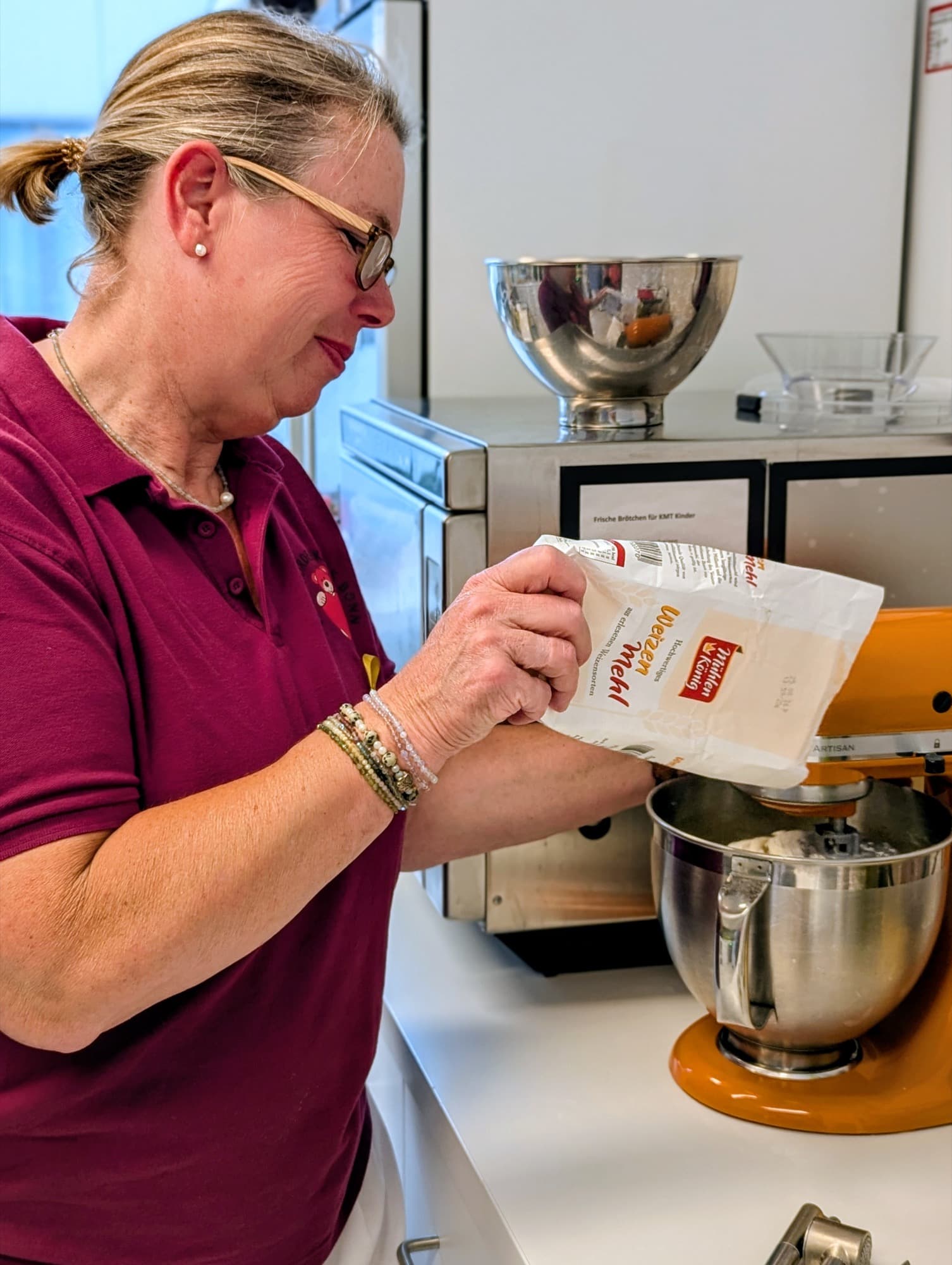Frische Brötchen für die KMT-Kinder – Backen in der Stationsküche.