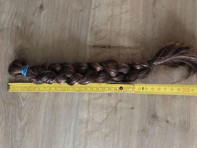 Abgemessene Haarsträhne – mindestens 30 cm lang
